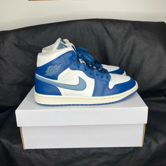 WMNS AIR JORDAN 1 MID - Picture 3 of 10